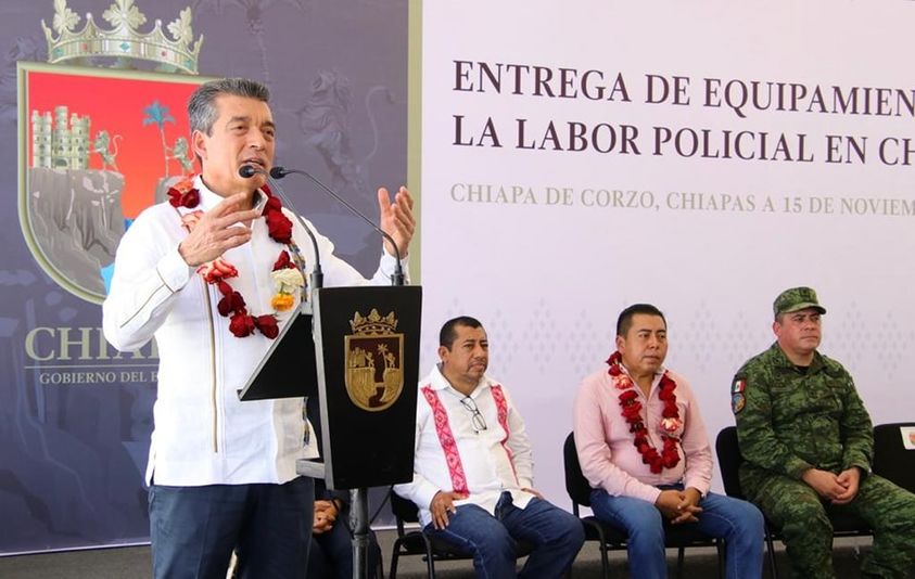 Entrega Rutilio Escandón equipamiento y patrullas a la policía