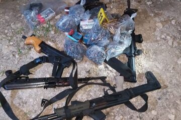 Catean casa en Tuxtla y decomisan armas y drogas