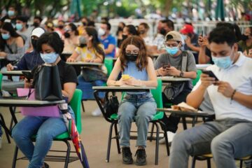 Jóvenes acuden al llamado de la vacunación en Chiapas