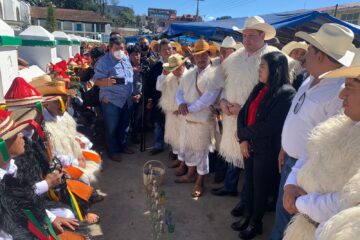 Encabeza Zuart toma de protesta en Chamula