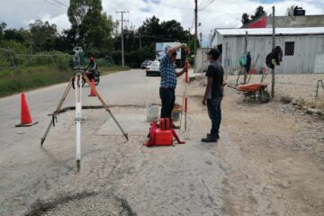 Bachean, pintan y alumbran calles en Comitán de Domínguez