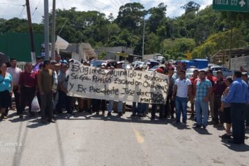 Trabajadores exigen pago de aguinaldo proporcional en Tapilula