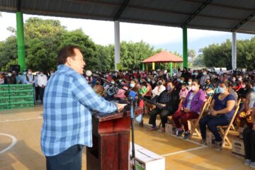 Encabeza Mariano Rosales segunda entrega de aves  a mujeres en  Jesus M Garza