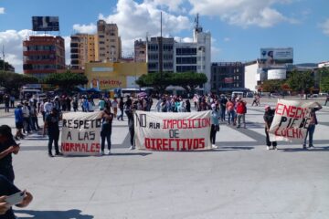 Marchan normalistas en Tuxtla Gutiérrez