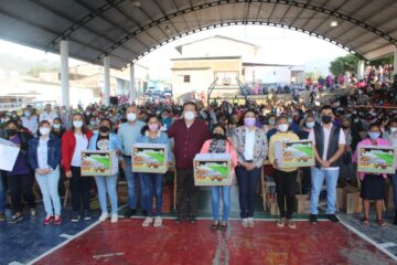 Ayuntamiento de Villaflores entrega 8000 aves de traspatio en Cuauhtémoc