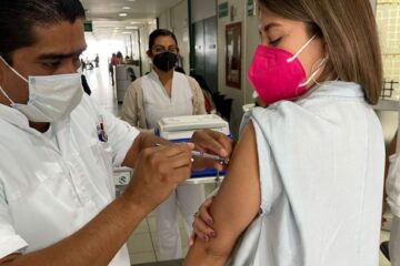 Con tercera dosis de vacuna contra COVID-19, reforzará IMSS Chiapas inmunización a personal de salud