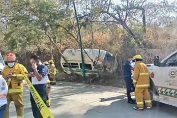 Colectivo, pierde frenos en subida a Vida Mejor en Tuxtla Gutiérrez