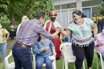 Entrega Llaven juguetes en Emiliano Zapata y Chiapilla