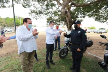 Entrega REC patrullas, uniformes y equipamiento a la Policía Municipal de Villaflores