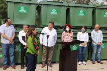 Mariano Rosales y Karen Castrejón entregan camión recolector y contenedores de basura