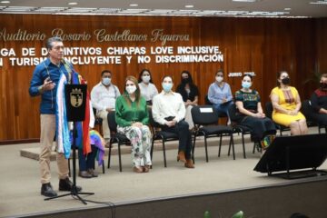 Rutilio Escandón entrega Distintivos Chiapas Love Inclusive, por un turismo incluyente y no discriminación