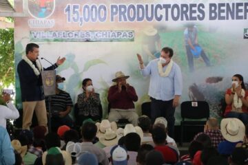 Rutilio Escandón y Mariano Rosales entregaron 15 mil bolsas de fertilizante urea a campesinos