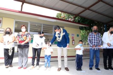 En Ocozocoautla, Rutilio Escandón inaugura espacios educativos en escuelas de la localidad Villahermosa