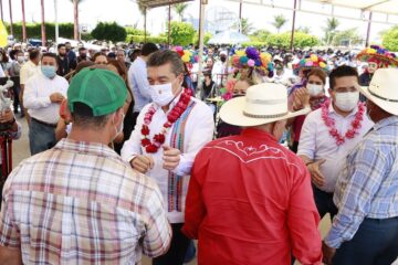 Rutilio Escandón beneficia a productores de Ocozocoautla con entrega de apoyos agropecuarios