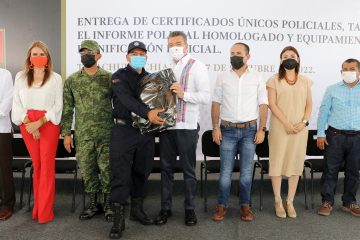 Entrega Rutilio Escandón uniformes, equipamiento, certificados y tabletas electrónicas a Policía de Tapachula