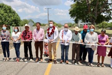 Beneficia Rutilio Escandón a habitantes de Pijijiapan con la construcción del camino San Isidro-San José