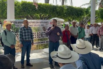 Mariano Rosales entrega fertilizante a productores de la sierra