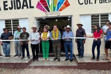 En el ejido Palenque Los Pinos Mariano Rosales entrega casa ejidal