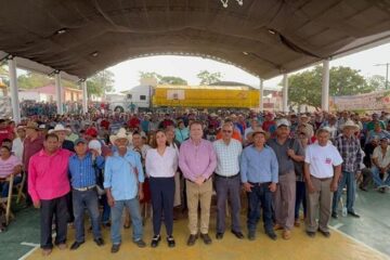 Mariano Rosales entrega fertilizante en Domingo Chanona