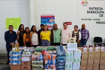 Mariano Rosales y su esposa Margarita Sarmiento entregan insumos de Programa Alimentario