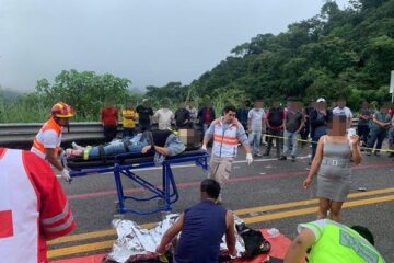 Se brinda atención tras accidente carretero en autopista Las Choapas- Ocozocoautla