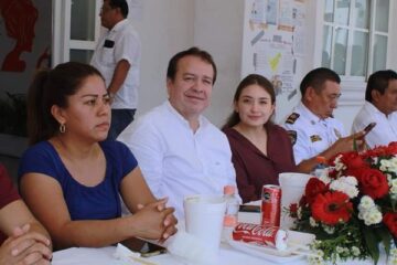 Mariano Rosales y su hija Valeria presiden desfile