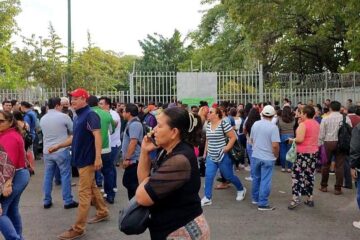 Administrativos de la Secretaría de Educación siguen plantón