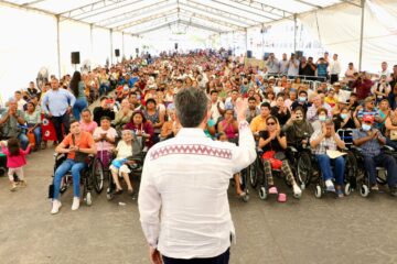 Entrega REC ayudas funcionales a personas con discapacidad en Chiapa de Corzo