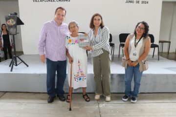 En Villaflores se realiza entrega de auxiliares auditivos