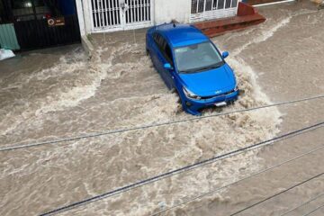 Intensas lluvias en Tuxtla Gutiérrez Chiapas, arrastran vehículos