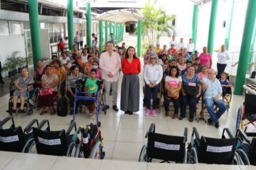 Mariano Rosales y Margarita Sarmiento entregan ayudas técnicas y lentes