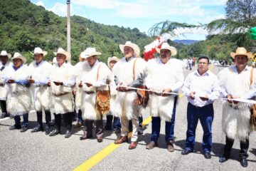 Inaugura Rutilio Escandón camino Yaalvacash – Entronque Carretero Yutniontic, en San Juan Chamula