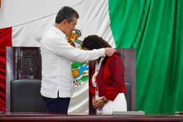 Rutilio Escandón impone Medalla “Rosario Castellanos” a Fanny López Jiménez, descubridora de la tumba de la Reina Roja