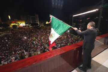 Rutilio Escandón conmemora el 214 Aniversario del Grito de Independencia acompañado de las familias chiapanecas