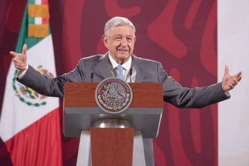 Renuncia presidente AMLO a Morena; manda buenos augurios a los nuevos cuadros