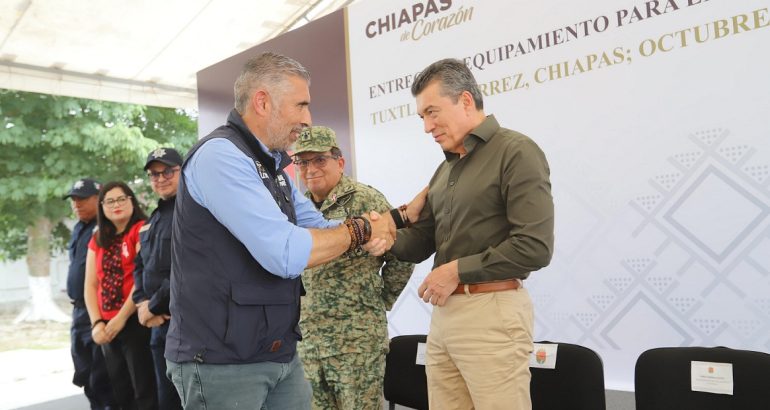 Rutilio Escandón entrega patrullas, uniformes y equipo a la Policía Municipal de Tuxtla Gutiérrez