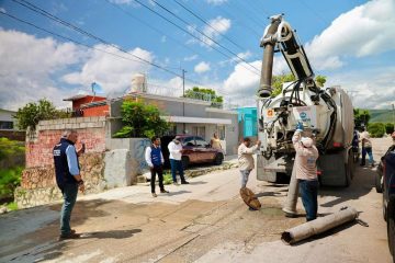 Verifica Angel Torres desazolve de red sanitaria en Colonia Siglo XXI, en Terán