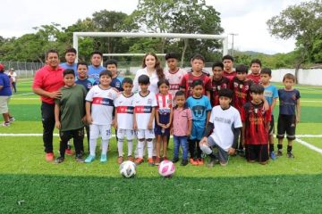 Valeria Rosales inauguró dos campos infantiles de fútbol con pasto sintético