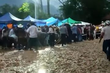 Termina en tragedia una carrera de caballos en la feria Petalcingo, municipio de Tila, Chiapas.