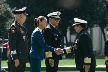 Claudia Sheinbaum recibe salutación de las fuerzas Fuerzas Armadas  como comandanta suprema