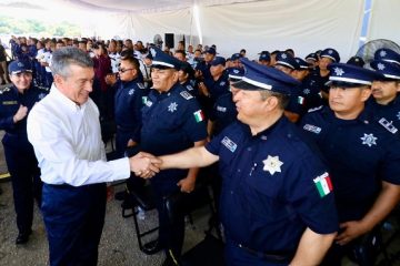 REC entrega uniformes, equipo, reconocimientos a policías