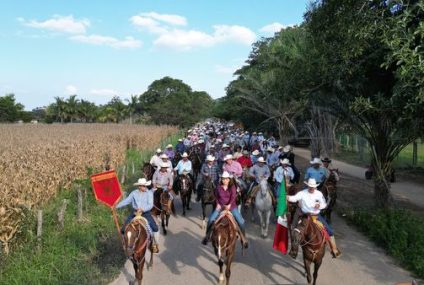 Cabalgata es encabezada por Valeria Rosales en Agrónomos Mexicanos