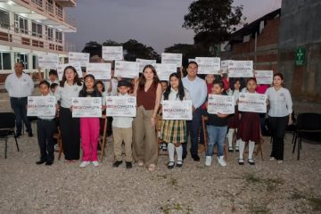 Valeria Rosales entrega becas que permitirán a estudiantes acceder a cursos de computación.