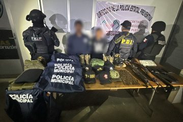 Detienen a dos masculinos con armas y camioneta con reporte de robo en Teopisca