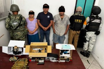 En cateos realizados en Acapetahua,  aseguran a tres personas, armas, un vehículo y sustancias ilícitas: FGE