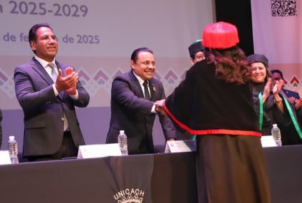 Atestigua Moreno Guillén ceremonia de investidura de Juana de Dios López Jiménez como rectora de la Unicach