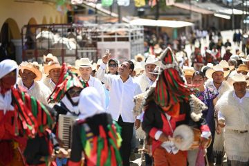 Eduardo Ramírez disfruta el carnaval K’in Tajimoltik en San Juan Chamula