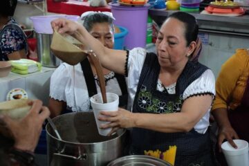 Celebran familias tuxtlecas Día del Pozol en mercados públicos