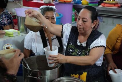 Celebran familias tuxtlecas Día del Pozol en mercados públicos